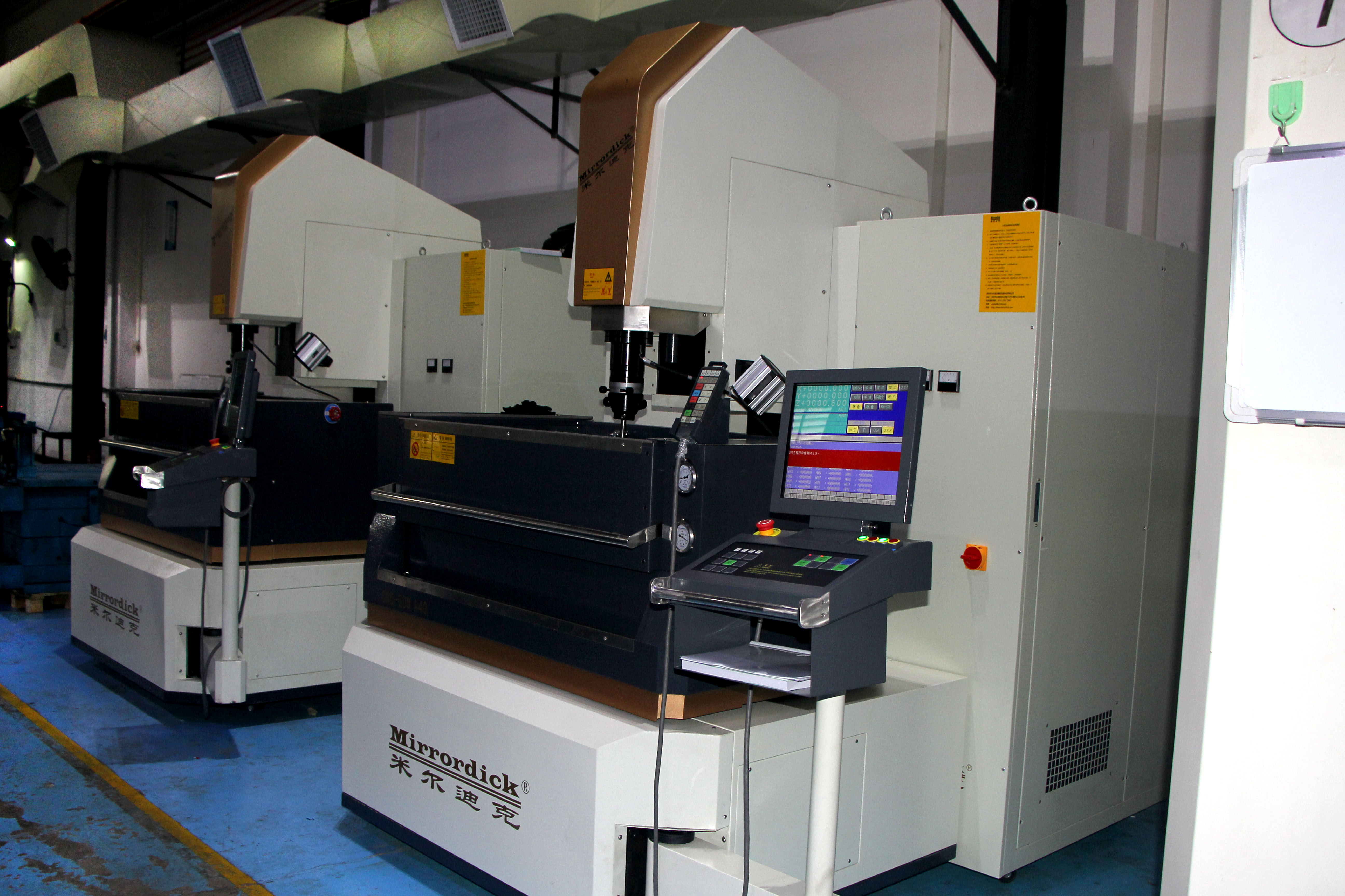 旭錦塑膠模具有限公司，火花機(jī)