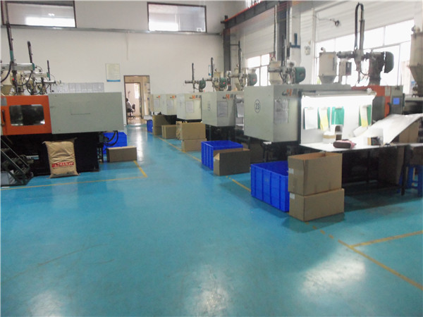 旭錦塑膠模具有限公司，注塑車(chē)間